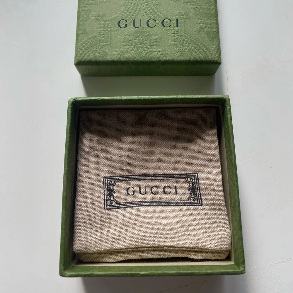 Beautiful Gucci necklace. Excellent condition with original box. - Picture 2 of 6